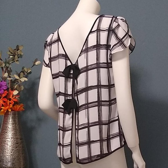 Heart Soul White Top Short Sleeve Round Neck Back Cut Out Bows Size Small - Picture 2 of 6